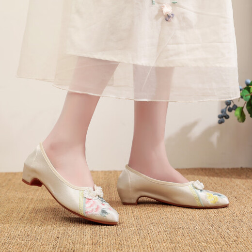 Weizhi old Beijing cloth shoes pointed toe fashion embroidered shoes versatile dance shoes cheongsam shoes Hanfu shoes WZ1047 beige