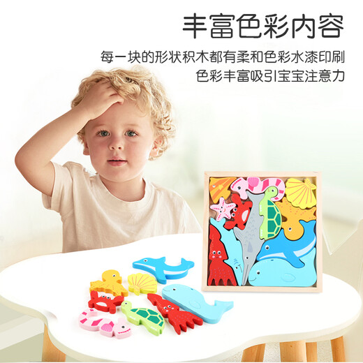 Große Hand hält kleines Handhölzern Puzzle Spielzeug Dinosaurier Tierfrucht dreidimensional