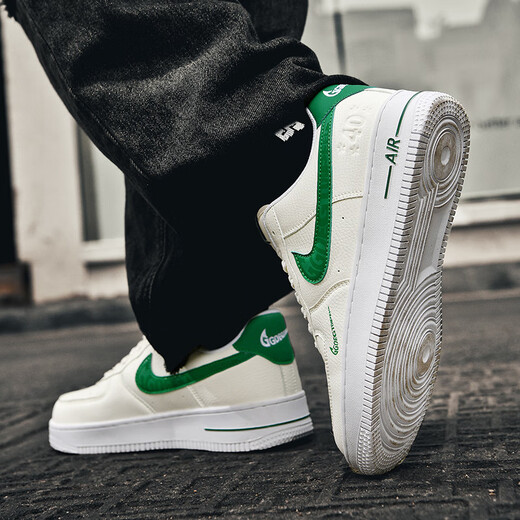 AF1 Site officiel Putian Top Low Top AJ Pure Chaussures Board pour la hauteur pour femmes, petites chaussures blanches pour hommes 1699 blanc plus noir 40