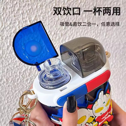 奥特曼儿童水杯男孩幼儿园宝宝喝水壶学生上学专用夏天户外背带防摔杯子 640ml蓝奥特曼双仓杯A039+挂件3D