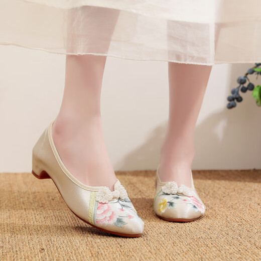 Weizhi old Beijing cloth shoes pointed toe fashion embroidered shoes versatile dance shoes cheongsam shoes Hanfu shoes WZ1047 beige