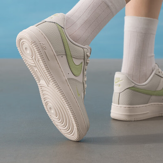 Nike (nike) повседневная обувь для женщин 25 летние новые воздушные силы1 Модные и модные белые туфли студенческая занятия с низким топом обувь IB3881-001/белый/светло-зеленый 37,5