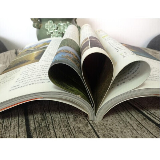 Travel across thousands of rivers and mountains, travel across China + travel around the world, a set of 2 volumes of National Geographic Pictures explaining the world