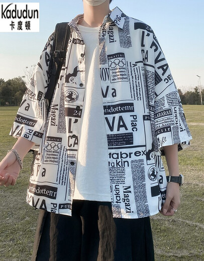 Camisa de estilo Kaduton Hong Kong Hombres Ins Trendy Versátiles de periódico suelto Camisa de verano Trendy Brand Style Style Quarter Sleeve Chaqueta Boy Summer Clothing White XL