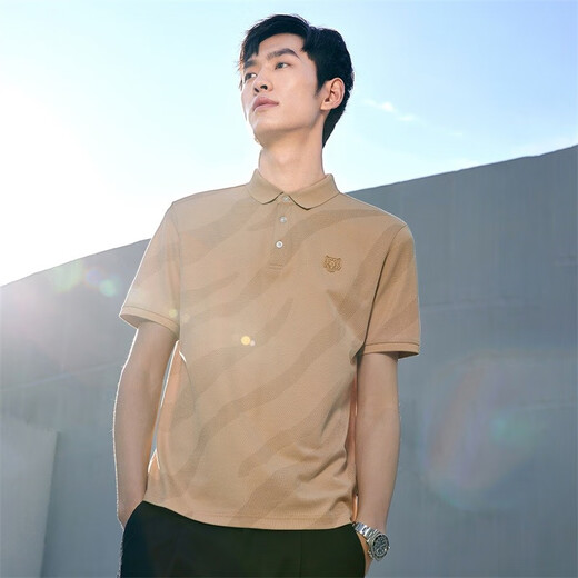 与狼共舞POLO衫男夏季简约休闲冰丝老虎满印短polo上衣男 701卡其 M 170/88A