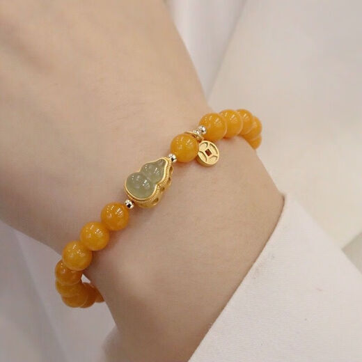 Goldsmith Lee's natural beeswax bracelet is transformed into yellow honey and Hetian jade gourd bracelet, which is an ancient style gift for best friends. Yellow honey and Hetian jade fortune bracelet 8mm
