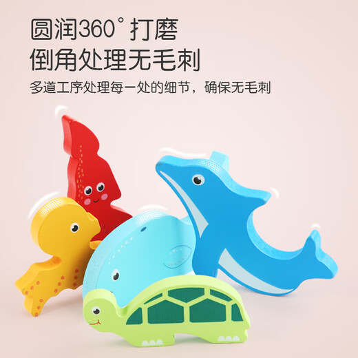 Große Hand hält kleines Handhölzern Puzzle Spielzeug Dinosaurier Tierfrucht dreidimensional