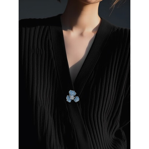 QUAMER gold store model 7Do summer iris brooch high-end women's neckline anti-exposure pin accessories sense western blue