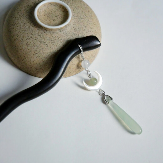 The moon rises over the sea. Chinese-style ebony hairpins for updos and Hetian jade tassel hairpins, high-end niche hairpin gift box