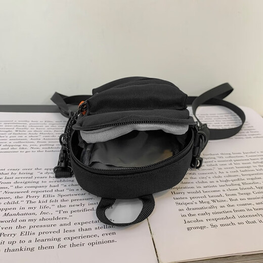 Bolsa de teléfono móvil Mu Jin, bolso cruzado de hombres y mujeres, mini bolso de moda, auriculares de moda de la calle de celebridades de Internet, billetera de monedas clave, negro (con colgante de astronautas)