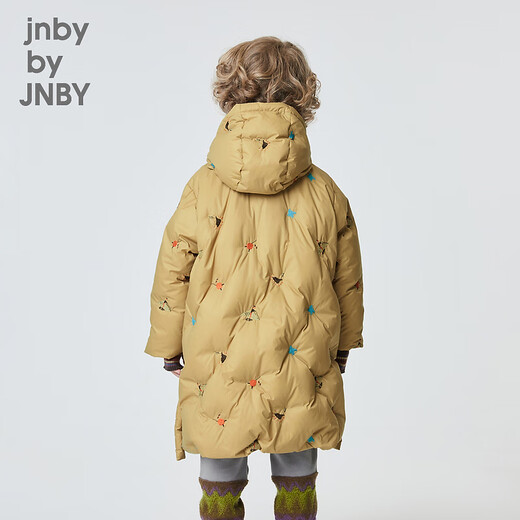 Jnby von Jnby Jiangnan Buddies Kinderkleidung Winterkleidung Männer und Mädchen Lange Down Jacket Hooded Stickmuster Kinder 1N0C13601 287 Yellow Khaki 100 cm