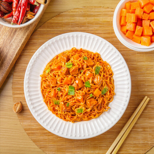 Fideos instantáneos instantáneos que se comen en el dormitorio del maestro Kong, bolsado en la caja entera, fideos secos listos para comer carne de res picante estofada, 5 bolsas de comida picante + 5 bolsas de comida picante estofada (1315 g)
