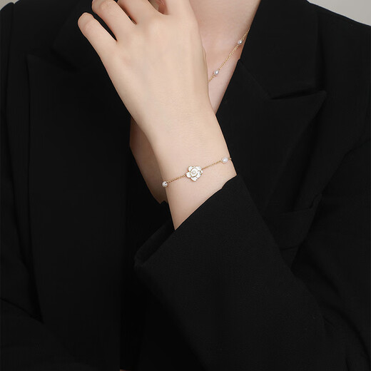 Chow Tai Sang pearl camellia bracelet for female Hepburn style light luxury high-end niche jewelry as a birthday gift for girlfriend