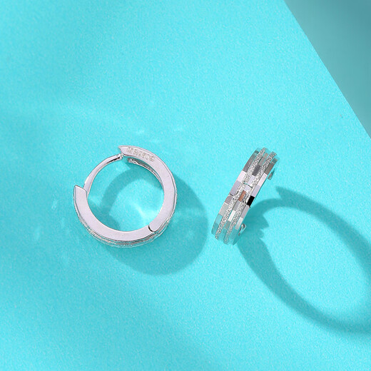 Yuan Shengfu's new fashionable PT950 shiny platinum stud earrings, simple, compact and versatile platinum earrings, 3.77g