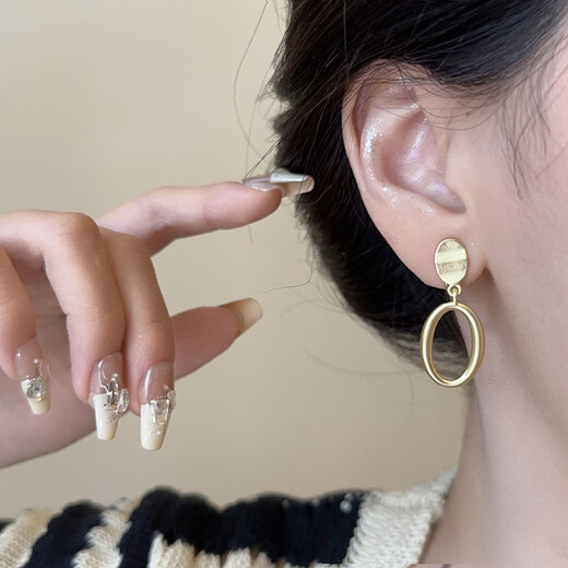 Silis einfaches Temperament, kaltes Stil, matte hohle ovale Ohrringe, modische tägliche Pendelohrklammern, Frauen ohne Ohr -Piercings