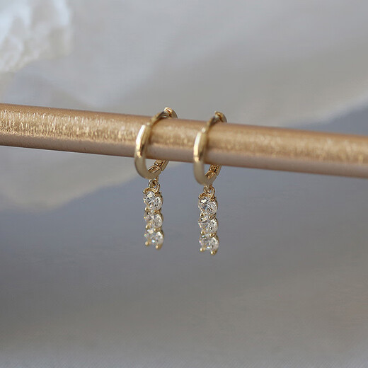 Beiyu white small C Korean imported gold 14K10K gold earrings sparkling with a string of small water drop pendants K gold earrings and earrings. The inner diameter of the earrings is 7.9mm. One pair