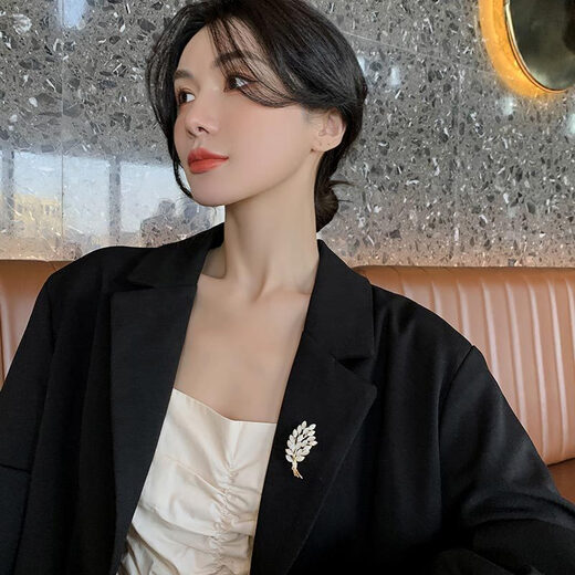 Idel's high-end rhinestone synthetic cat's eye wheat ear brooch, elegant and cute Japanese light luxury anti-exposure buckle Internet celebrity gift rhinestone tree small brooch XZ0076