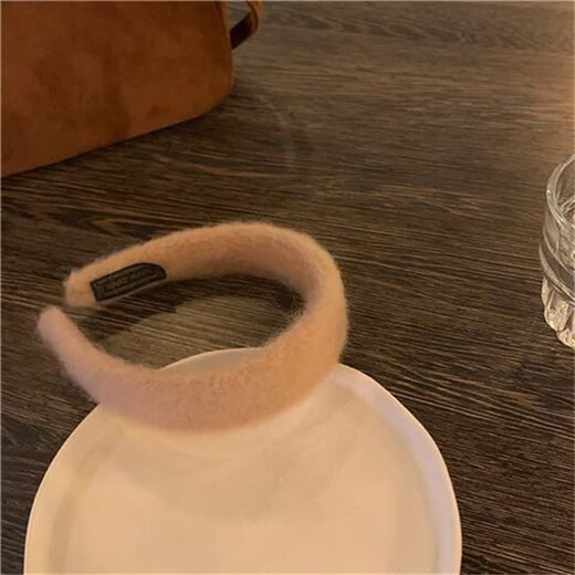 Haiyiduo autumn and winter plush wide-brimmed headband, retro-style women's face wash artifact, nostalgic hair accessories, new Japanese and Korean versatile outing headwear, white fur + milk tea color fur headband