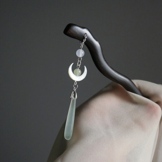 The moon rises over the sea. Chinese-style ebony hairpins for updos and Hetian jade tassel hairpins, high-end niche hairpin gift box