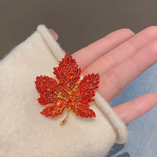 Idel brooch, high-end women's exquisite orange-red rhinestone maple leaf pin buckle design niche suit corsage embellishment accessories rhinestone maple leaf brooch XZ0505