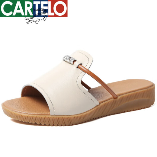 卡帝乐鳄鱼（CARTELO）品牌夏季仿真皮拖鞋女外穿时尚2023新款软底大码妈妈凉拖鞋女鞋 米色6198 35