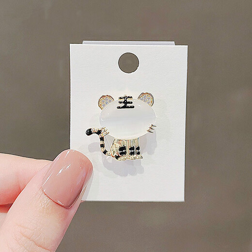 Japanese cute little tiger brooch, trendy personalized gender pin collar pin, anti-exposure buckle, Year of the Tiger accessories, cat-eye little tiger