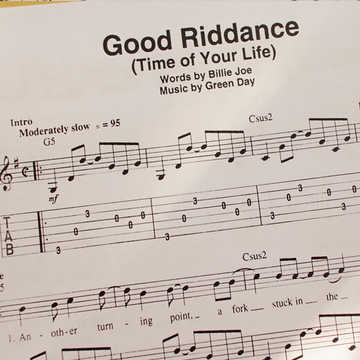 Green Day plays classic folk songs and electric guitar solo six-line score tutorial