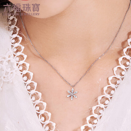 Lukfook Jewelry Platinum 950 gilded snowflake platinum necklace set, price: about 3.64 grams