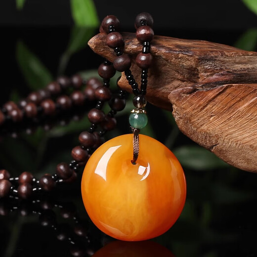 Goldsmith Lee amber old beeswax pendant for women high-end long sweater chain pendant chicken fat yellow water drop necklace birthday gift old honey water drop chicken wing wood chain