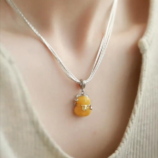 Luoyi 925 silver amber beeswax cat pendant necklace exquisite pendant new Chinese style random buckle pendant clavicle chain beeswax pendant + 925 silver necklace