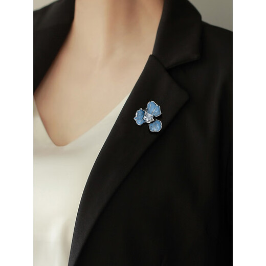 QUAMER gold store model 7Do summer iris brooch high-end women's neckline anti-exposure pin accessories sense western blue