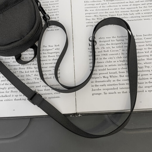 Bolsa de teléfono móvil Mu Jin, bolso cruzado de hombres y mujeres, mini bolso de moda, auriculares de moda de la calle de celebridades de Internet, billetera de monedas clave, negro (con colgante de astronautas)