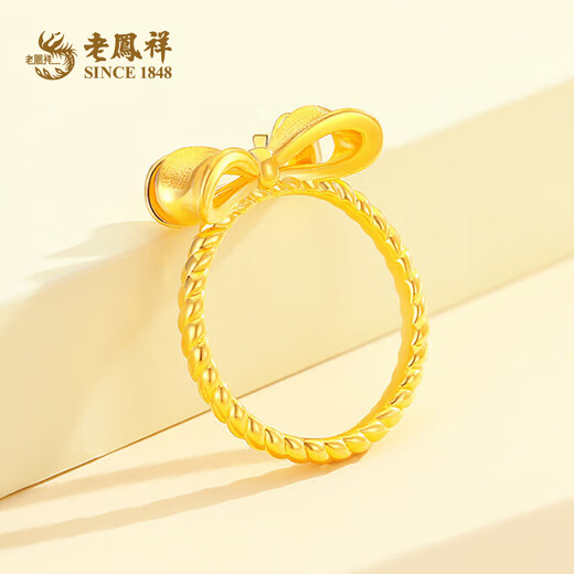 Lao Fengxiang's romantic bow gold ring. The fugitive princess' pure gold ring is a birthday gift for his girlfriend and wife on their anniversary. 5G live bow ring (approximately 3.13g)