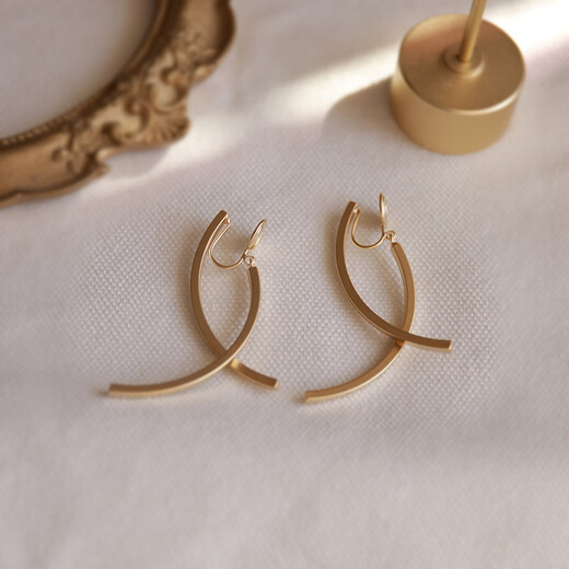 Sili long slim earrings, matte gold ear clips, temperament-free, high-end, niche design, metal commuting style earrings, matte gold, mosquito coil disc ear clips, a pair
