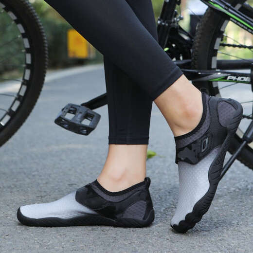 Ruizhilang lightweight cycling shoes for men and women, outdoor lock-free mountain couples, road leisure, breathable, soft-soled, non-slip cycling shoes, Quan F001 black and gray (one size larger) 40