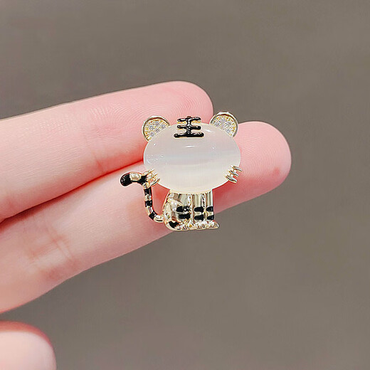 Japanese cute little tiger brooch, trendy personalized gender pin collar pin, anti-exposure buckle, Year of the Tiger accessories, cat-eye little tiger