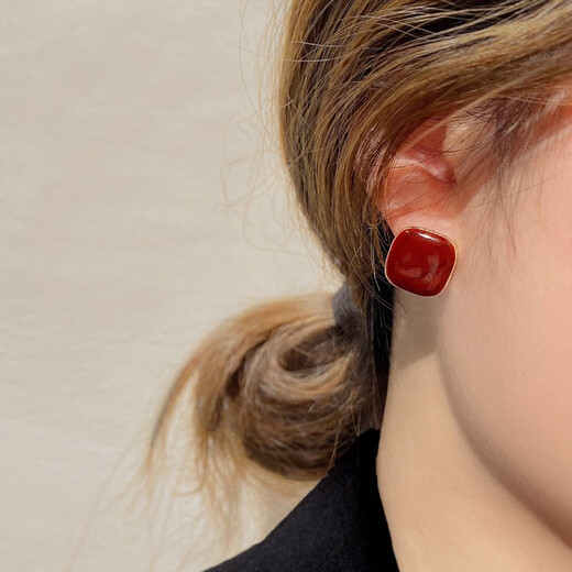 Idel burgundy square French high-end commuting autumn and winter earrings women's trendy earrings earrings birthday gift women's jewelry Chelizi red earrings E0609