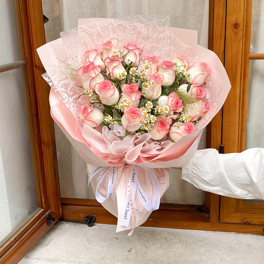 Eswina Flower Express доставит 11 букетов роз в подарок на день рождения вашей девушке по всей стране и 19 букетов роз Эльзы.