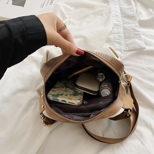 Sac en tissu en nylon décontracté cool Danny pour femmes Sac de créneau de niche sac de conception légère de grande capacité de grande capacité sac crossbody sac blanc