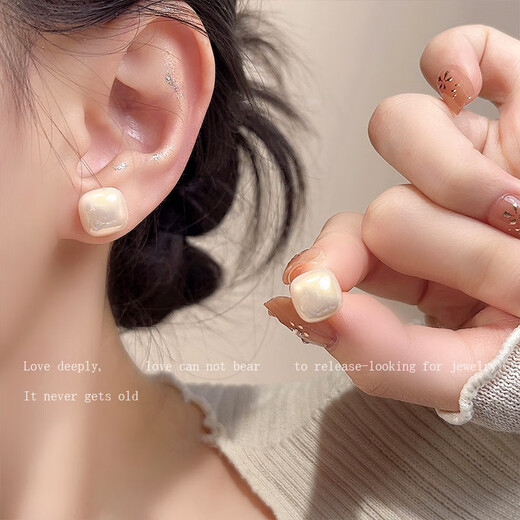 Erqi Xiaoxiang Style Nouvelles boucles d'oreilles Stud Lettres de boucles d'oreilles Perl Face Rond à la mode haut