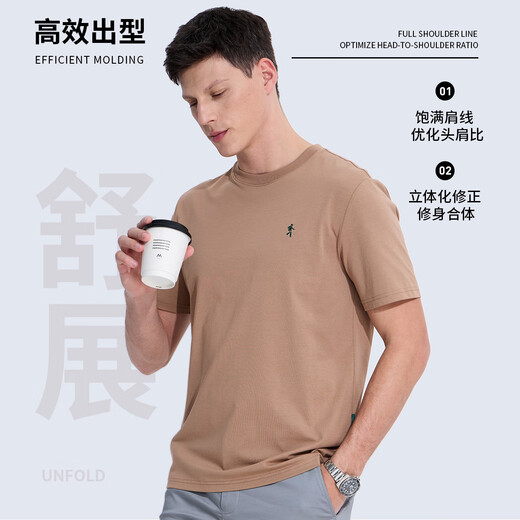 Bailando con la camiseta masculina de manga corta de manga corta de moda y versátiles de moda y versátiles.