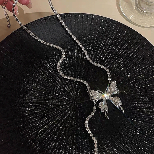 PEI Nanwei Flash Bohrer Schmetterling Halskette für Frauen mit leichtem Luxus-Nischen-Design trendy und High-End-Schlangekettenkette Halskette Schmetterlingsanhänger für Frauen, Blitzbohrer Schmetterling Halskette