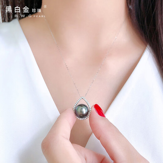 Black and white gold pearl seawater Tahitian black pearl 18K gold inlaid diamond pendant single black bead temperament chain birthday gift for others 11~12mm