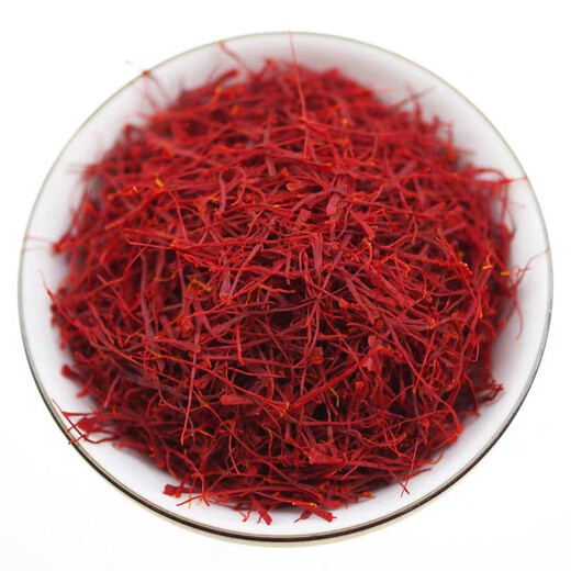 Zhenjiyan’s selected authentic saffron saffron soaked in water. Selected saffron five grams of gold bottle with tweezers
