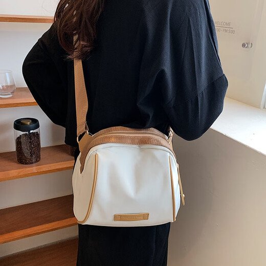 Sac en tissu en nylon décontracté cool Danny pour femmes Sac de créneau de niche sac de conception légère de grande capacité de grande capacité sac crossbody sac blanc
