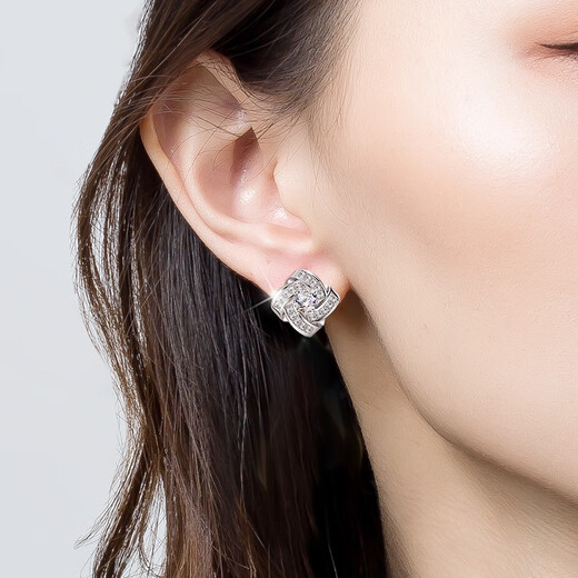 Qlady four-leaf clover silver earrings, feminine and high-end, 2024 new style 925 silver needle earrings, light luxury earrings, birthday gift