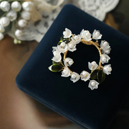 QUAMER gold store style brooch, high-end women's 2022 new model, lily of the valley autumn and winter coat pin decoration large brooch