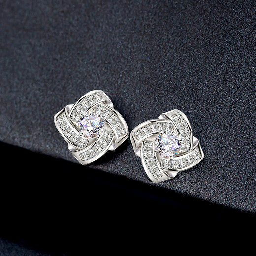 Qlady four-leaf clover silver earrings, feminine and high-end, 2024 new style 925 silver needle earrings, light luxury earrings, birthday gift