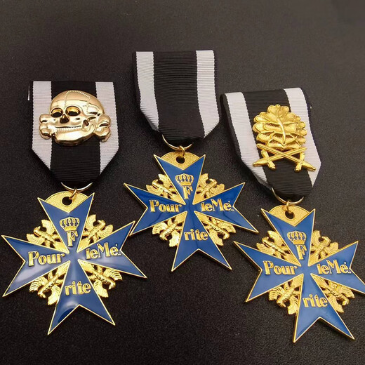 Fat Donglai's same model Iron Cross Prussian German Blue Marx Cross Medal of Merit and Courage Oak Leaf Gold Diamond Blue Horse Medal Tie (iron box)