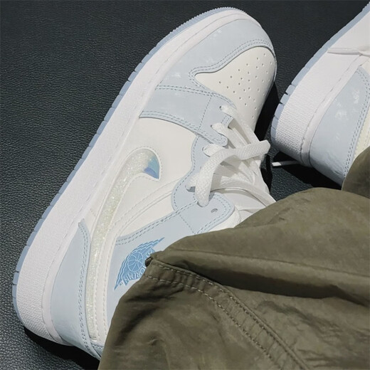 耐克（NIKE）Air Jordan 1 Mid AJ1 冰雪奇缘 轻便舒适防滑耐磨休闲运动篮球鞋 FB9892-670粉色 35.5